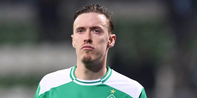 Max Kruse geht nach dem Schlusspfiff über den Platz.