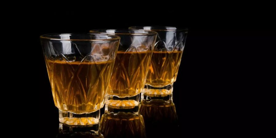 Drei Glässer mit Alkohol.