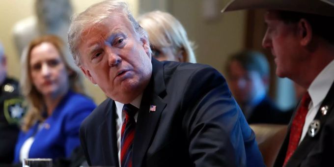 Donald Trump rudert zurück: Den Notstand will er doch nicht «so schnell» ausrufen. Donald Trump hört einem Redebeitrag im Weissen Haus zu.