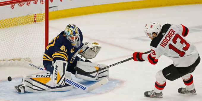 Nico Hischier von den New Jersey Devils scheitert an Buffalo-Goalie Carlton Hutton. Nico Hischier