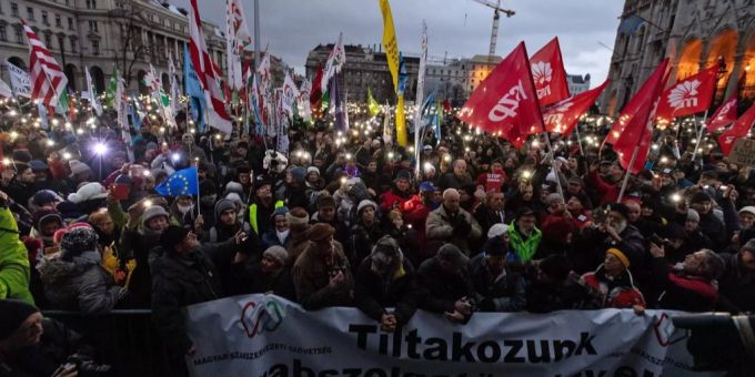 Gegen Regierung - Tausende tragen Proteste in Ungarn ins neue Jahr