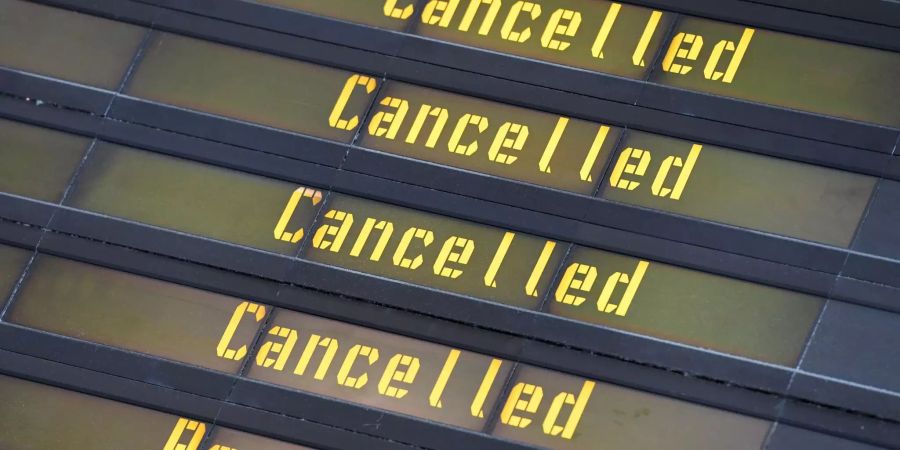 Tafel am Berliner Flughafen Schönefeld zeigt mehrere abgesagte Flüge.