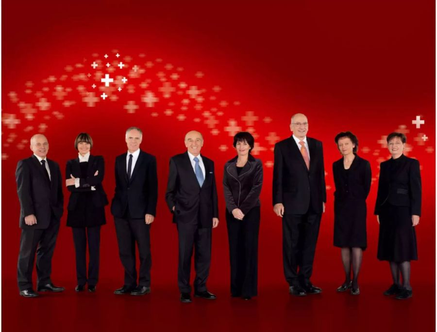 Der Gesamtbundesrat 2009 (von links nach rechts): Bundesrat Ueli Maurer, Bundesrätin Micheline Calmy-Rey, Bundesrat Moritz Leuenberger, Bundespräsident Hans-Rudolf Merz, Bundesrätin Doris Leuthard (Vizepräsidentin), Bundesrat Pascal Couchepin, Bundesrätin Eveline Widmer-Schlumpf, Bundeskanzlerin Corina Casanova.