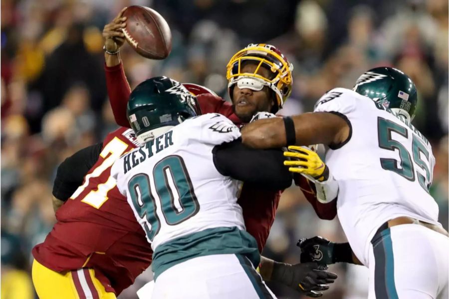 Lange hatte man den amtierenden Champion beinahe abgeschrieben. Doch die Eagles aus Philadelphia schaffen den Sprung in die Playoffs doch noch. Trotz des 24:0-Sieges bei den Redskins sind die Eagles auf fremde Hilfe angewiesen – und kriegen diese prompt «Dank» den Vikings, die gegen die Bears verlieren.