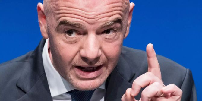 Gianni Infantino gestikuliert.