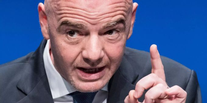 Gianni Infantino drängt auf eine Entscheidung, ob bei der WM in Katar bereits 48 Teilnehmer mit spielen oder «nur» 32 wie bisher. Gianni Infantino gestikuliert.
