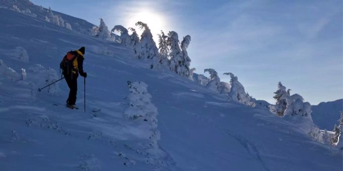 Skifahrer im Prättigau sitzen wegen lawinengefahr fest. (Symbolbild) Ein Skitougänger auf der Prättigau GR.