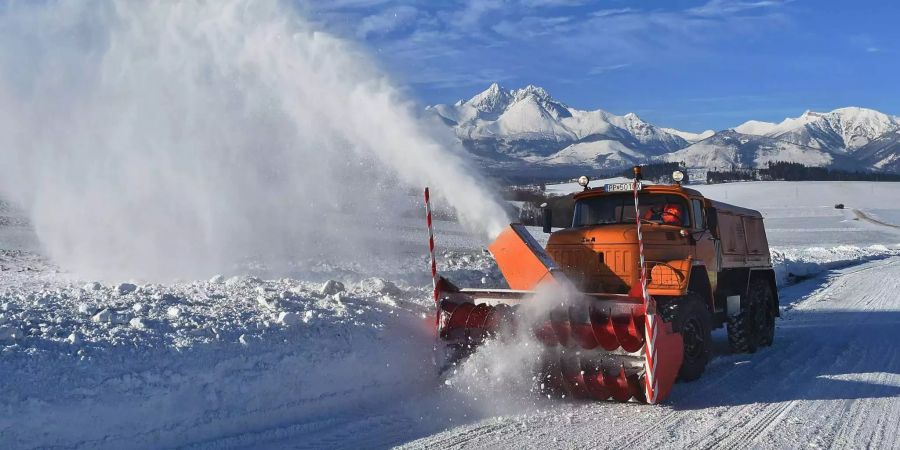 Ein Fahrzeug befreit die Strasse von Schnee in der Slowakei.