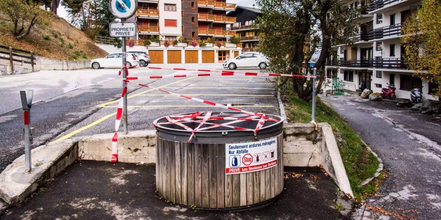 In diesem Kehricht-Container in Haute-Nendaz VS wurde am Sonntag die Leiche einer 81-jährigen Waadtländerin gefunden.