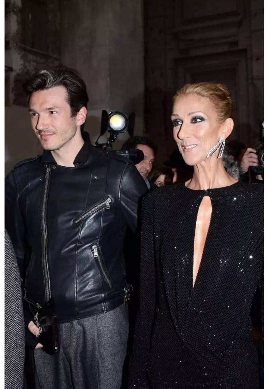 Tänzer Pepe Munoz legt zärtlich den Arm um Weltstar Celine Dion.