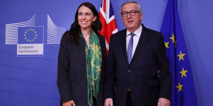 Die Premierministerin Neuseelands Jacinda Ardern und der Präsident der Europäischen Kommission, Jean-Claude Juncker in Brüssel. Das Handelsabkommen zwischen den beiden Partnern wird schneller fertig sein als geplant. Dei Neuseeländische Premierministerin Jacinda Ardern und EU-Komission.