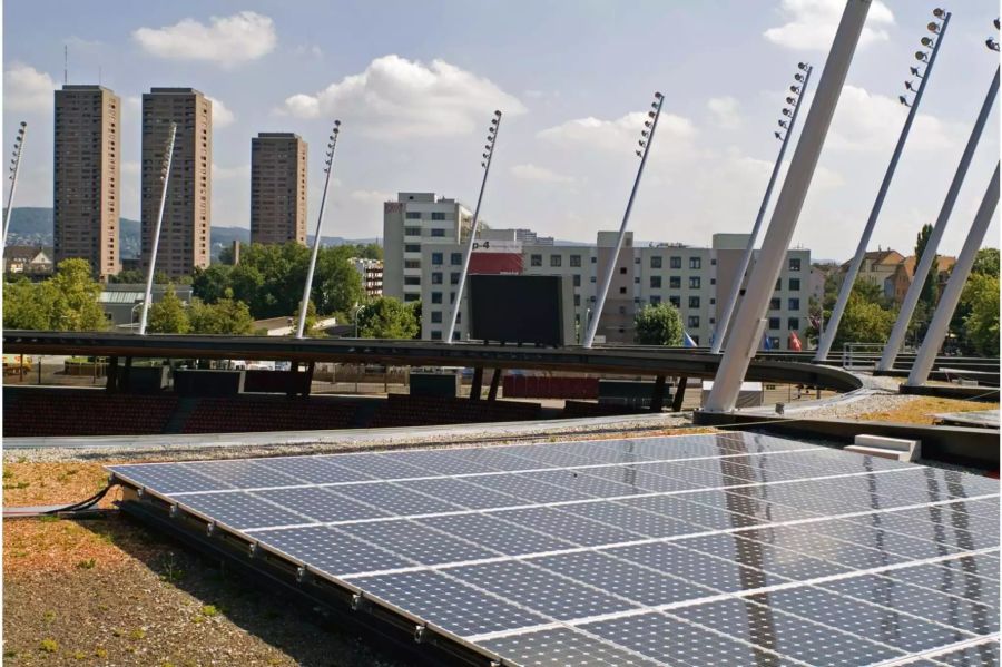 Der Energiebedarf des Stadion Letzigrund wird laut Hochbaudepartement der Stadt Zürich komplett mit Solarenergie gedeckt. Dazu befindet sich auf dem Dach des Zürcher Stadions eine 1700 Quadratmeter-grosse Photovoltaikanlage, welche zehn Prozent des Verbrauchs abdeckt.