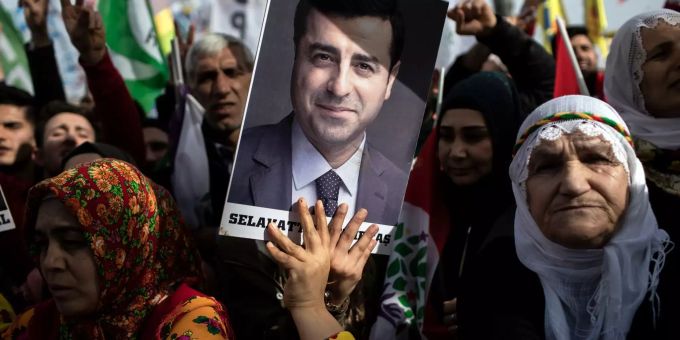 Unterstützerinnen der prokurdischen Partei HDP bei dem Protest in Istanbul. HDP-Anhänger protestieren in Istanbul für Abgeordnete im Hungerstreik.