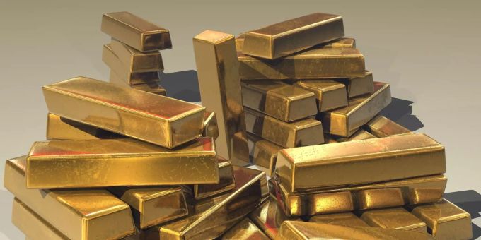 In Japan wurden Goldbarren von Fake-Polizisten geklaut. Goldbarren aufgestapelt.