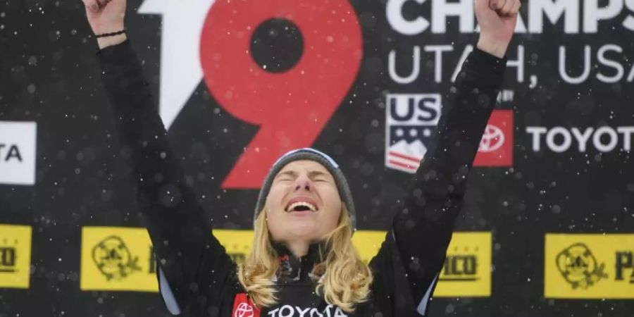 Selina Jörg feiert ihr WM-Gold bei der Snowboard-WM in Park City. Foto: Alex Goodlett/FR71569AP