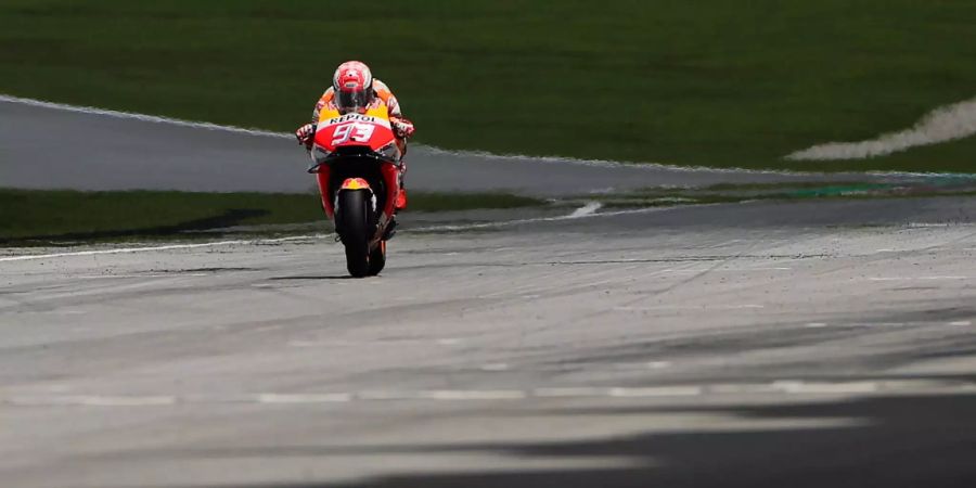 Marc Marquez fährt in Sepang trotz einer Verletzung.