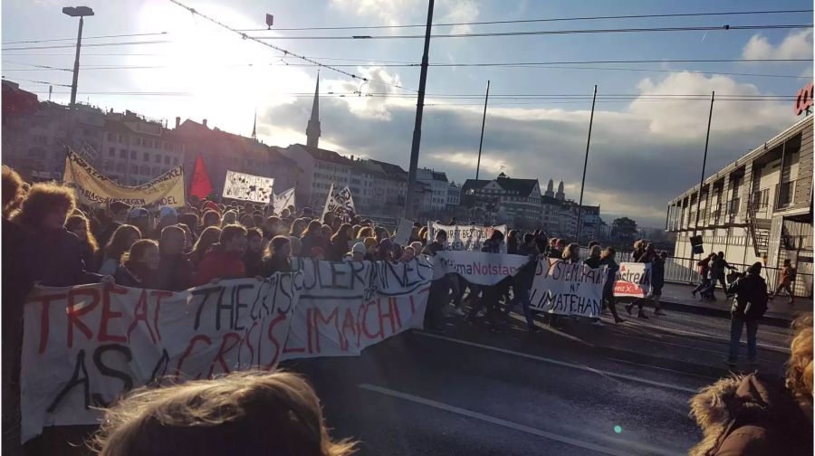 Der Demonstrationszug zieht über die Bahnhofsbrücke.