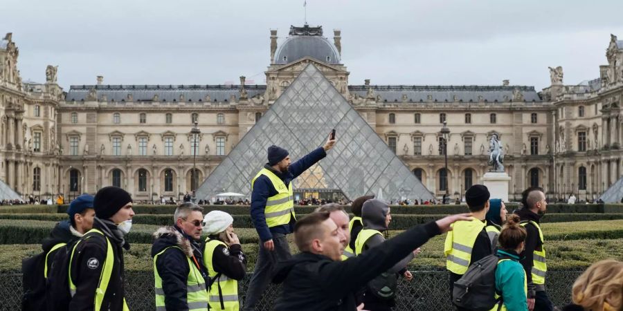 «Gelbwesten» vor dem Louvre.