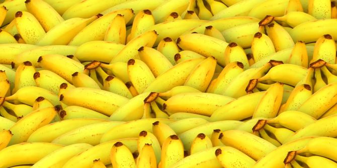 Bananen liegen auf dem Tisch.
