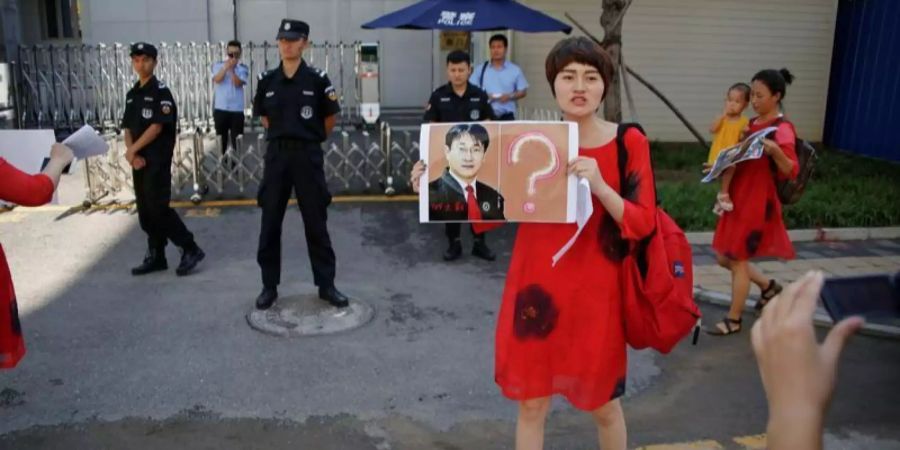 Li Wenzu protestiert für ihren Mann Wang Quanzhang.