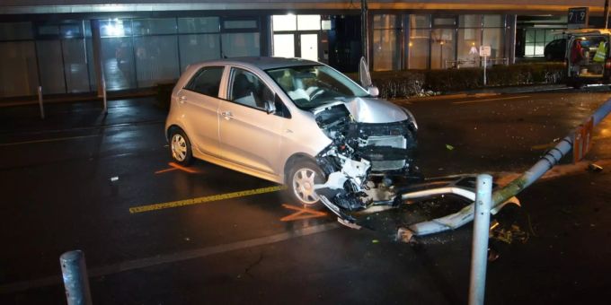 Alkoholisierter Fahrer prallt in Kandelaber Alkoholisierter Fahrer prallt in Kandelaber