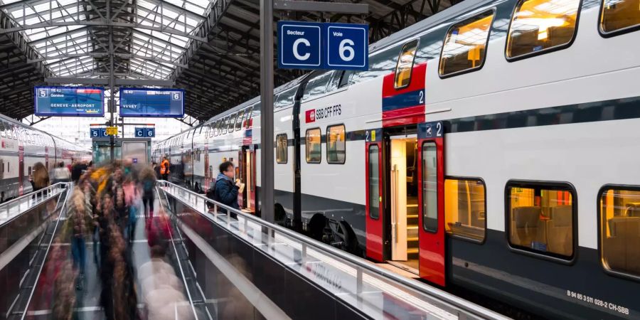 Reisende steigen am Bahnhof Lausanne aus einem Zug der SBB.