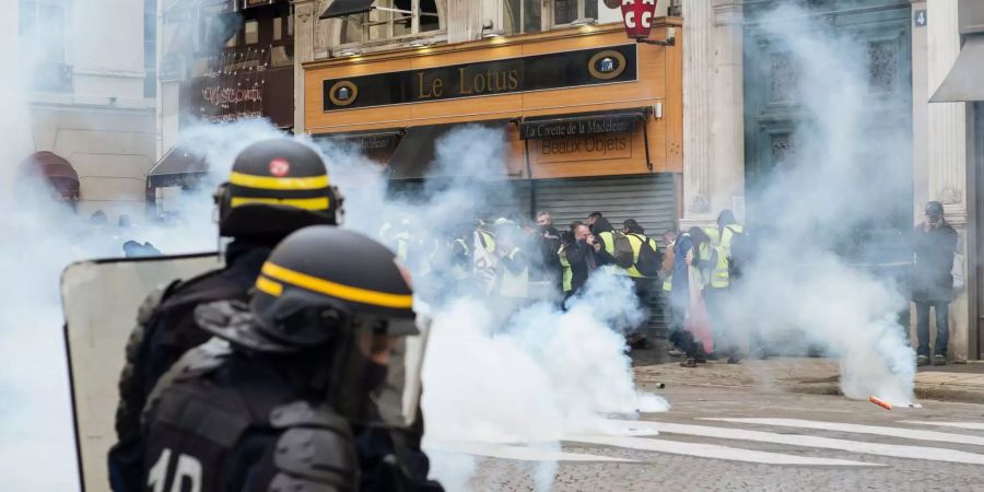 Polizisten feuern mit Tränengas auf «Gelbwesten»-Demonstranten.