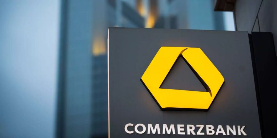 Commerzbank-Zentrale und Logo.