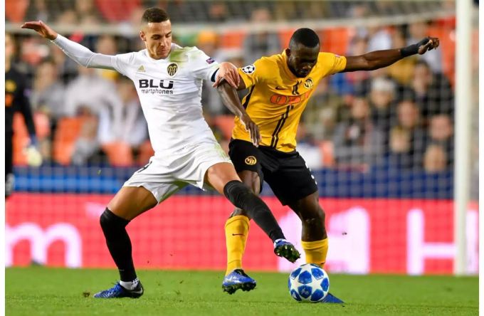 Sékou Sanogo in einem Zweikampf im Spiel gegen Valencia in der Champions League. Sékou Sanogo