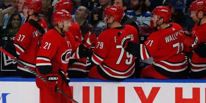 Nino Niederreiter trifft erneut für die Carolina Hurricanes. Nino Niederreiter jubelt mit seinen Teamkollegen über seinen Treffer.