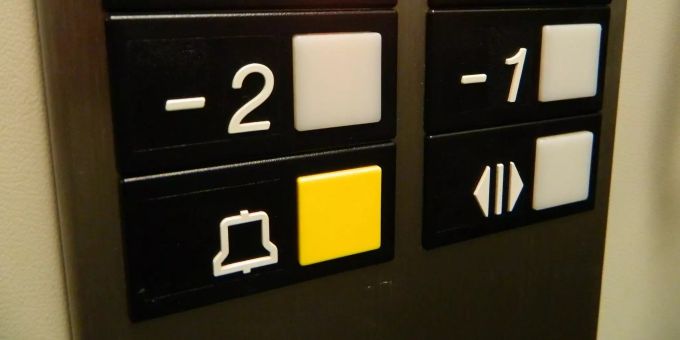 Ein Mann wurde bei einem Unfall in einem Liftschacht verletzt. (Symbolbild) Tasten in einem Aufzug.