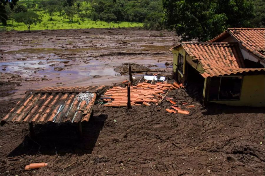 Schlammbedeckt ist ein Haus nach dem Bruch des Córrego do Feijão Damms des Bergbauunternehmens Vale in Brumadinho.