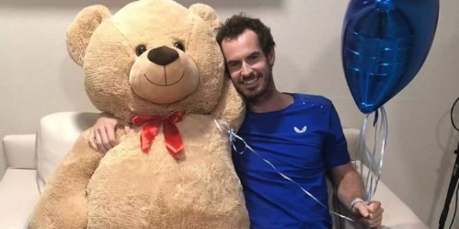 Andy Murray präsentiert seinen Teddybären