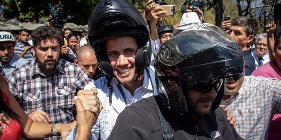 Juan Guaido steigt auf ein Motorrad.