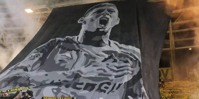 Das grosse Banner mit Emiliano Sala drauf. Ein Banner mit Emiliano Sala drauf.
