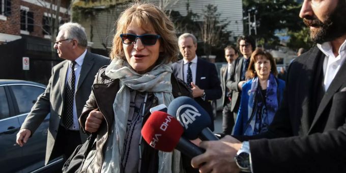 Agnes Callamard, Berichterstatterin der Vereinten Nationen (UN), wird interviewt, während sie zum saudischen Konsulat geht. Agnes Callamard, Berichterstatterin der Vereinten Nationen (UN), wird