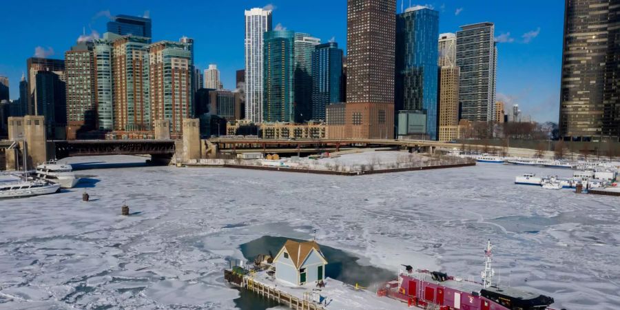 Eis überdeckt das Wasser vor einer Stadt