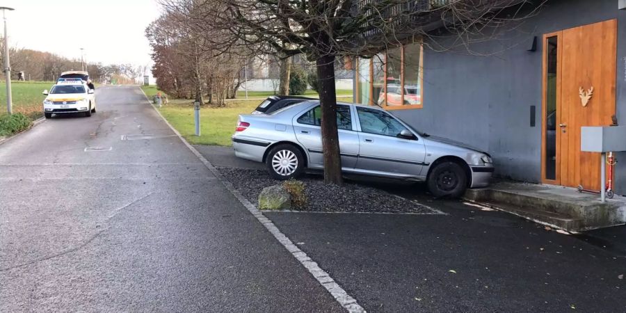 Das Auto ist anschliessend in eine Häuserwand gekracht.