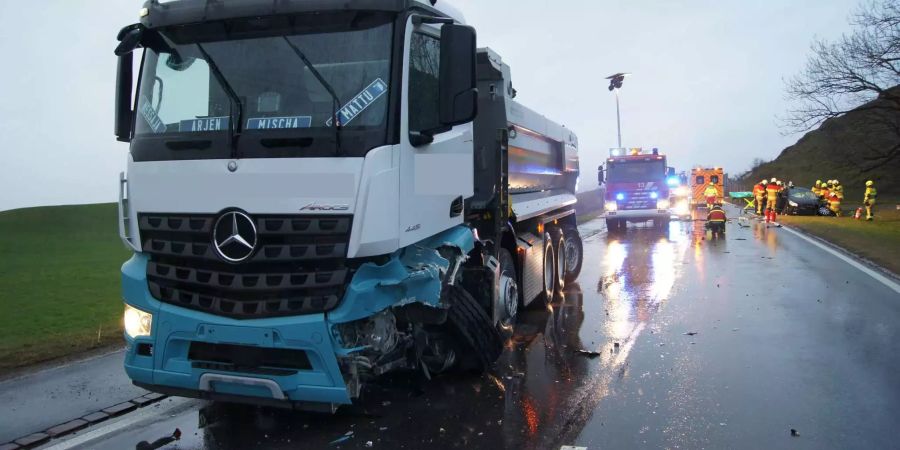 Frontalkollision mit Lastwagen in Menzingen ZG.