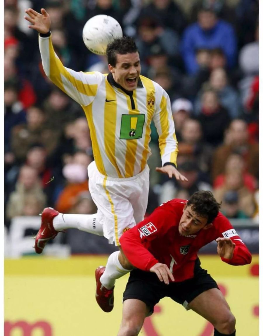 Chavdar Yankov von Hannover 96 (rechts, im Zweikampf mit Philipp Degen) wurde 2005 empfindlich getroffen. Nach einigen Minuten entdeckte er eine blutende Wunde an seinem besten Stück. Der Teamarzt flickte das Malheur mit Gewerbeklebeband provisorisch und Yankov spielte weiter. Der Bulgare erzielte gar noch ein Tor und liess die Wunde nach dem Spiel mit sechs Stichen nähen.