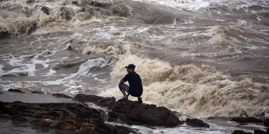 Hunderte Fischer konnten vor dem Sturm gerettet werden, 160 weitere werden immer noch vermisst.