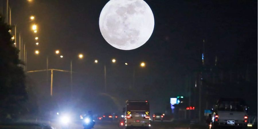 In den Strassen von Naypyitaw in Myanmar rollt der Verkehr ungehindert weiter – trotz «Supermoon».