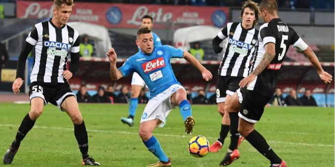 Napoli (im BIld Giaccherini) setzt sich gegen Udinese durch. Napoli (im BIld Giaccherini) setzt sich gegen Udinese durch.