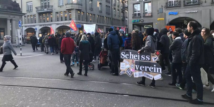 Auch Kinderwagen sind bei der WEF-Demo in Bern mit von der Partie.