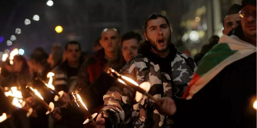 Hunderte von Rechtsextremisten nahmen am Fackelmarsch durch Sofias Innenstadt teil.