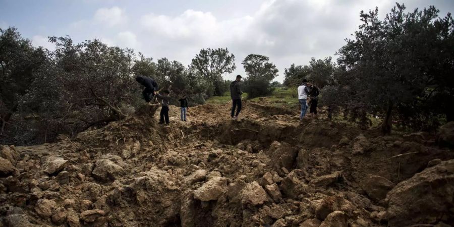 Israel fliegt Luftangriff nach Beschuss aus Gazastreifen.