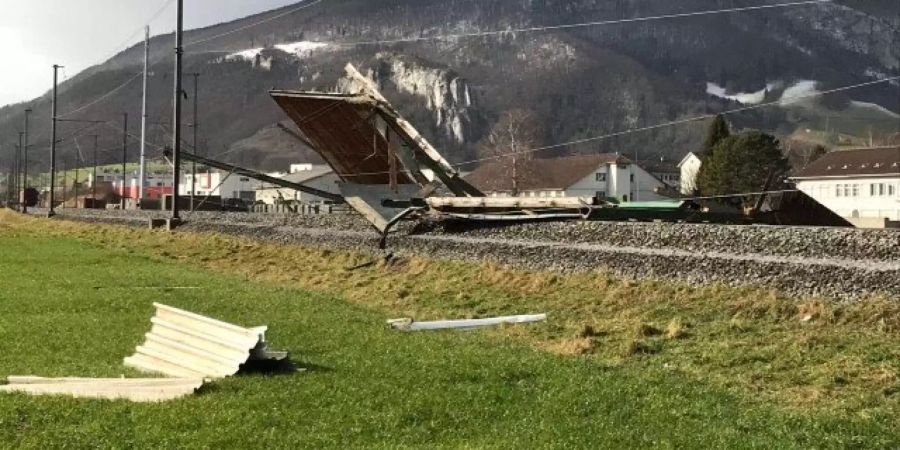 Hausdach in Oensingen SO liegt auf dem Gleis.