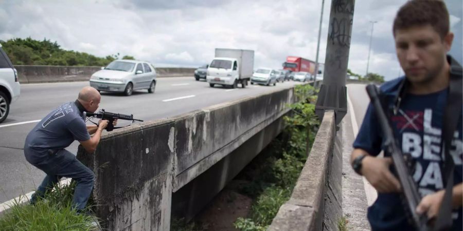 Mit einer Militärintervention will die Regierung gegen die Kriminalität in Rio de Janeiro vorgehen.