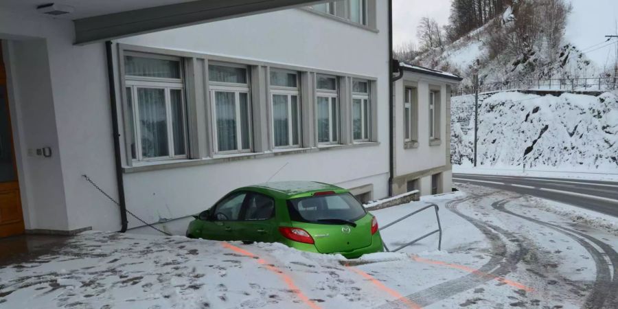 Der Sachschaden an Geländer und Haus wird auf mehrere tausend Franken geschätzt.