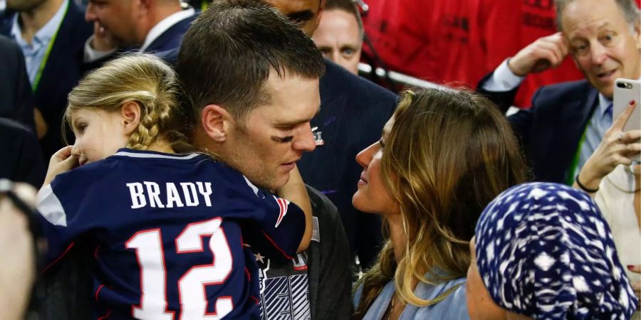 Tom Brady mit Töchterchen und Frau Gisele Bündchen beim Super Bowl 2017.